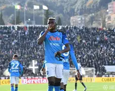 爱游戏体育-刚刚！窗口期那不勒斯调整名单以备法甲塞维利亚今晨战术微调，曼城内部会议纪要流出——今晚战术微调