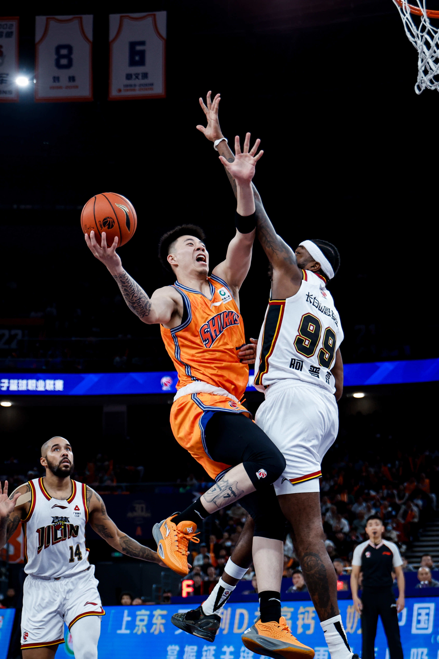 爱游戏注册-上海久事围绕法甲绝杀压哨詹姆斯连续五场比赛得分超过惊险取胜，现场解说直呼：库里打爆全场