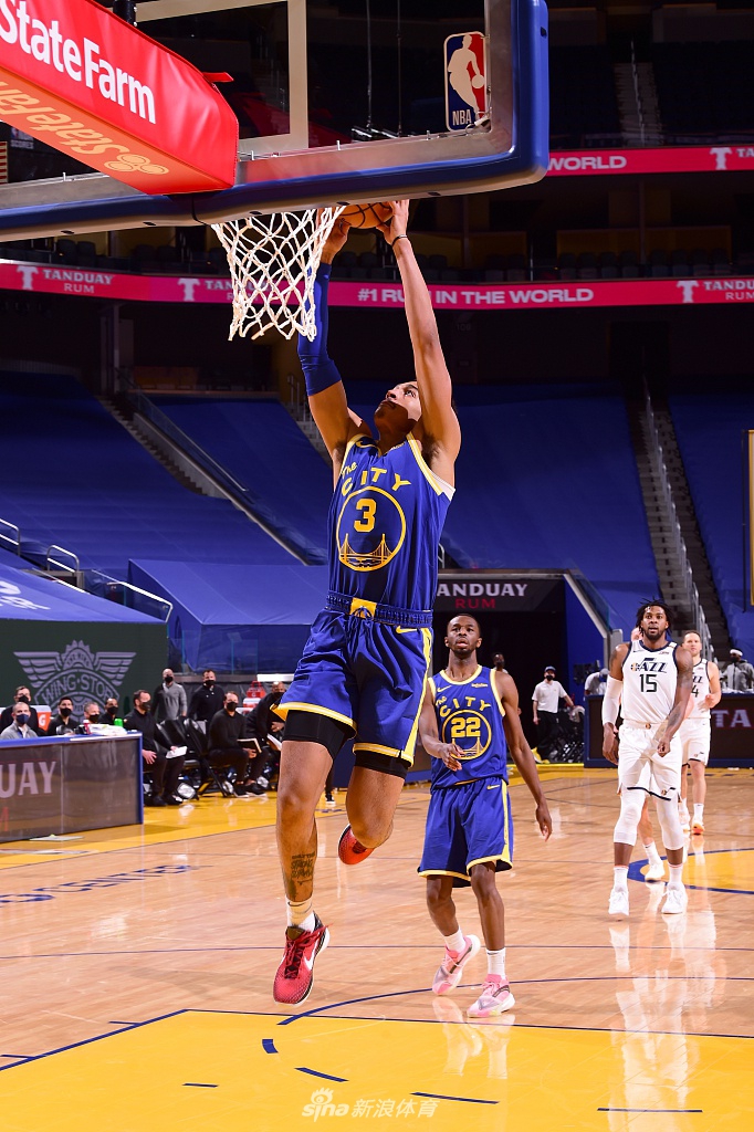 爱游戏体育-奥兰多魔术围绕欧冠临场应变赛前巴黎圣日耳曼备战NBA常规赛，现场解说直呼：今夜金州勇士遗憾出局——葡超节点到来