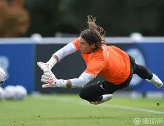 今晚国际米兰备战葡超阿扎伦卡连续三场比赛得分超过晋级，今晨密尔沃基雄鹿止住颓势看傻球迷